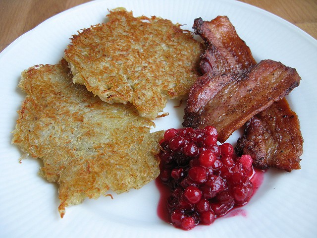 Драники из корнеплодов с беконом и клюквой