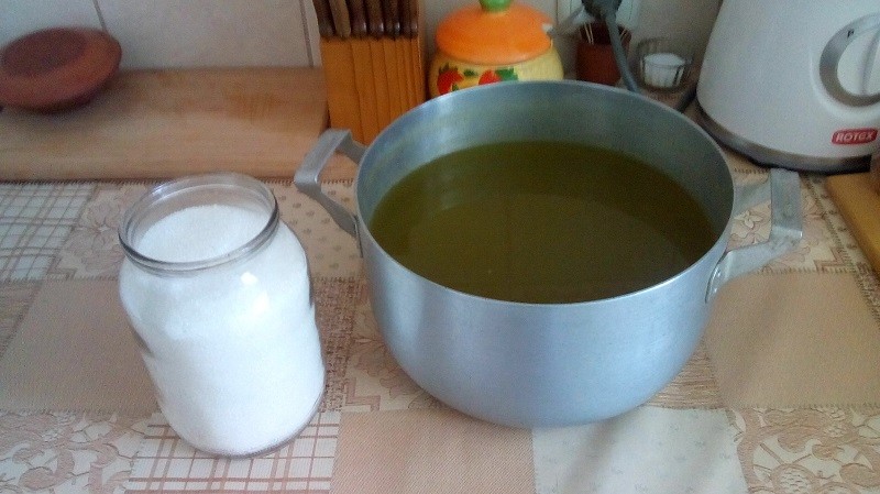 Приготовление еда из бузины дома